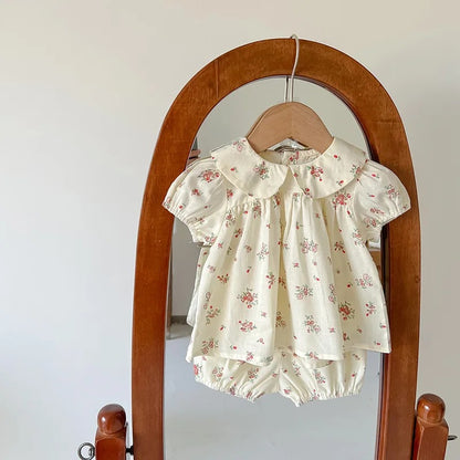 2026 Sommer-Babykleidungsset: Baby-Mädchen-Set mit Blumenmuster, T-Shirt mit Peter-Pan-Kragen und Bloomer, 2-teilig