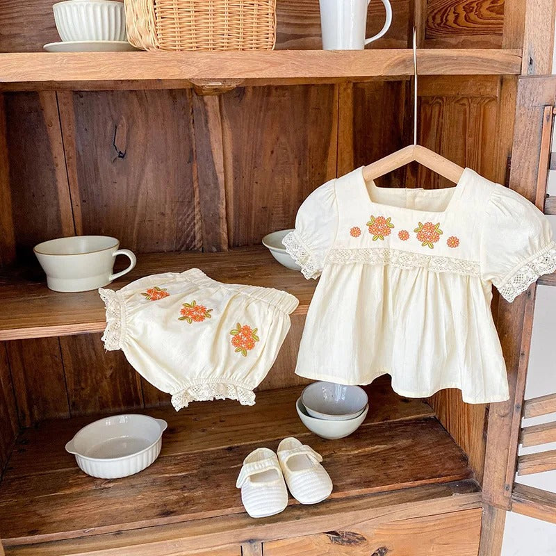 Sommer-Babykleidungsset 2026: Mädchen-Outfit mit Blumenstickerei – Peter-Pan-T-Shirt und Shorts – Kleidungsset für kleine Mädchen